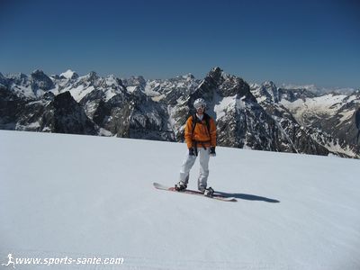 Photo des sommets alpins enneigés en été