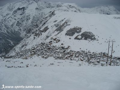 Photo du village des Deux Alpes enneigées