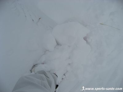 Photo de planche de surf dans la poudreuse