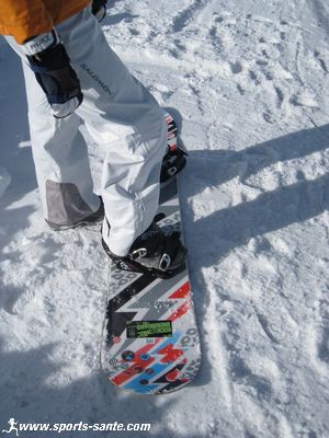 Photo du snowboard Nitro Fate 2010 et fixations Raiden