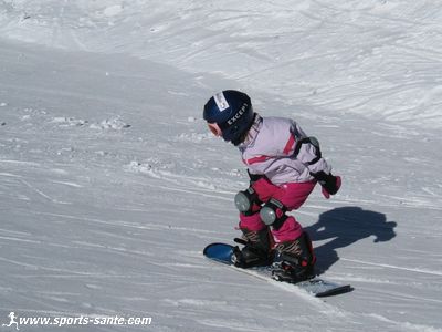Image de jambes fléchies en snowboard