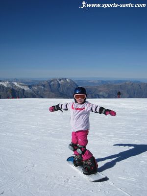 Image de petite fille en snow-board