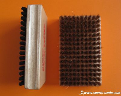 Les brosses utilisées lors du fartage des skis ou du snowboard
