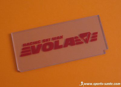 Le racloir plastique Vola dans le fartage des snowboards et des skis