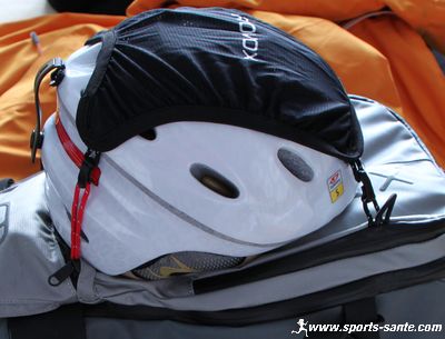 Photo de système de fixation de casque sur sac