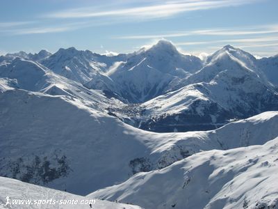 La station des Deux Alpes vue depuis l'Alpe d'Huez et vice-versa !