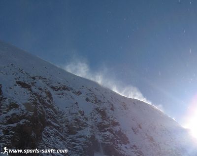 Photo de vent sur les sommets enneigés