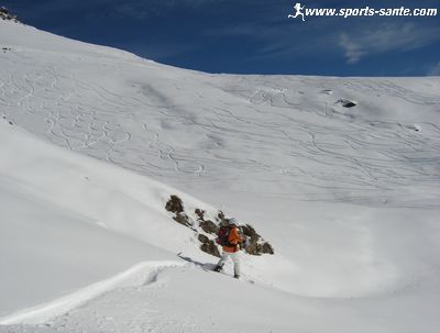 Photo de traces de snow dans la poudreuse