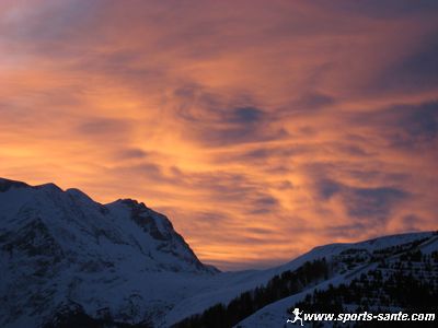 Belle photo de coucher de soleil sur la neige