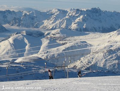 Photo de l'Alpe d'Huez depuis les Deux Alpes