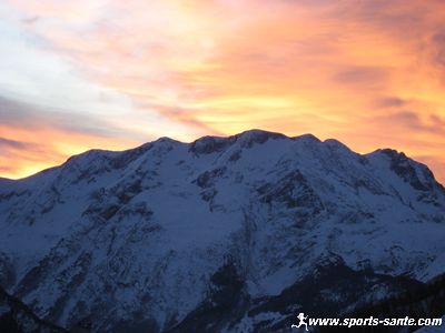 Image du soleil couchant en hiver