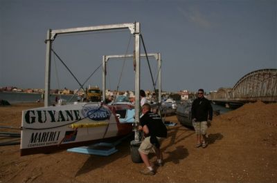 Les bateaux aviron sur le fleuve Sénégal