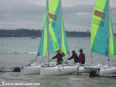 Photo de la mise à l'eau des petits catamarans pour enfants