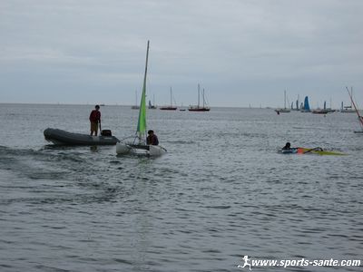 Vue du moniteur de voile donnant un cours à de jeunes stagiaires sur multicoques. 