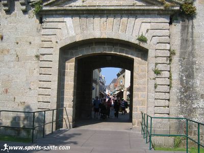 Photo de la porte de la ville close de Concarno