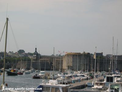 Photo des remparts de la Ville Close et du port de plaisance de Concarneau.