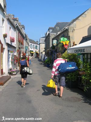 Photo de la rue principale en Ville close à Concarnau.
