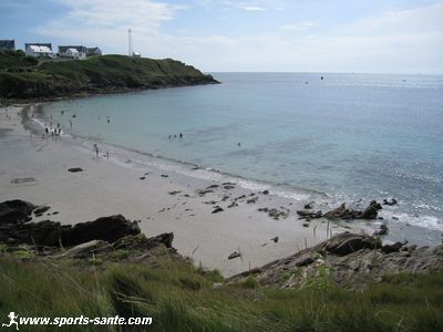 Photo de la plage le long de la corinche au Conquet