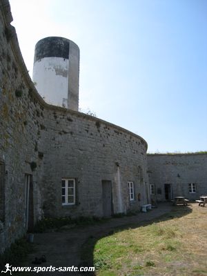Photo des murs d'enceinte du fort Cigogne