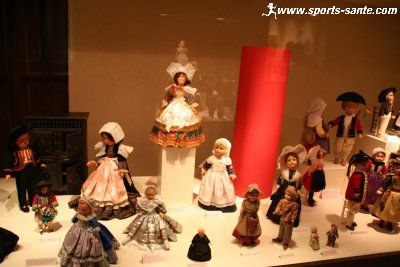 Photo de poupée en costume breton
