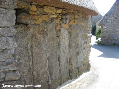 Photo de maisons en pierres debout à Kerascoët