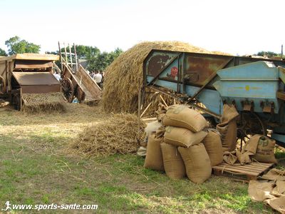 Photo d'une vieille batteuse à grains