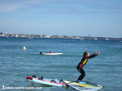 Photo d'enfant sur planche à voile.