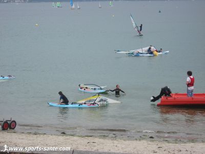 Initiation à la planche à voile sur la plage du Cap Coz Fouesnant Les Glénan Finistère Bretagne.