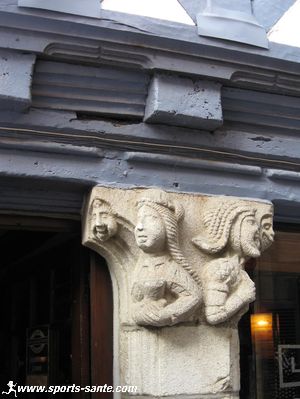 Photo des cariatides soutenant les piliers 