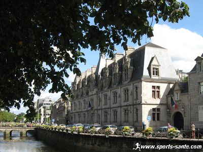Photo de la préfecture sur les bords de l'Odet à Quimper