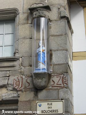 Photo d'une statue de la Vierge rue des boucheries à Quimper