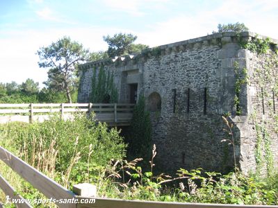 Photo d'une tour défensive à la pointe des Espagnols à Roscanvel