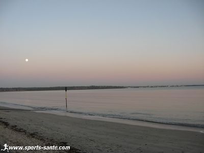 Photo d'un lever de lune sur la plage du Cap Coz à Fouesnant