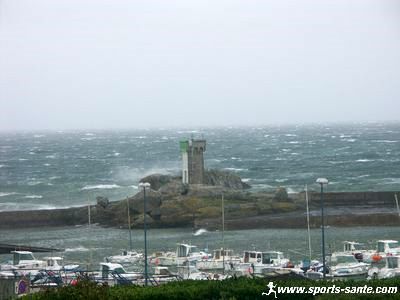 Mission des sauveteurs de la SNSM lors d'une tempête en mer à la pointe du Finistère