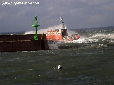 Photo de la vedette de la snsm arbeg quittant Trévignon 