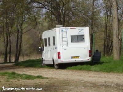 Photo de camping car en forêt