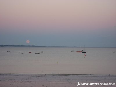 Pleine lune au coucher du soleil