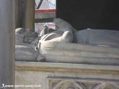 Photo de la statue d'Héloïse sur son tombeau