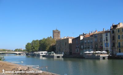 Image de la ville d'Agde au bord de l'Hérault.