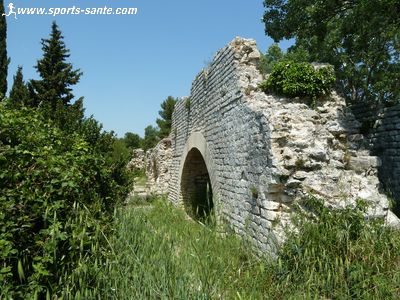 Photo des arches de l'Aqueduc de Fontvieille Bouches du Rhône