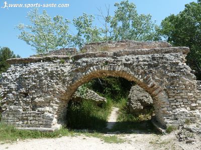 Photo de l'aqueduc romain de Barbegal à Fontvieille