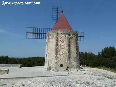 Photo du moulin de Ribet dans les Alpilles