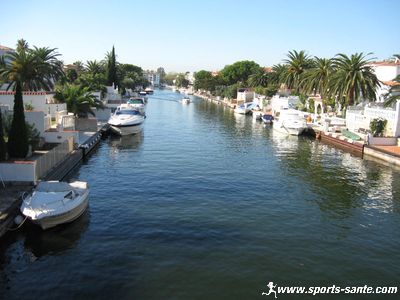 Photo d'un canal de la marina d'Empuriabrava sur la Costa Brava