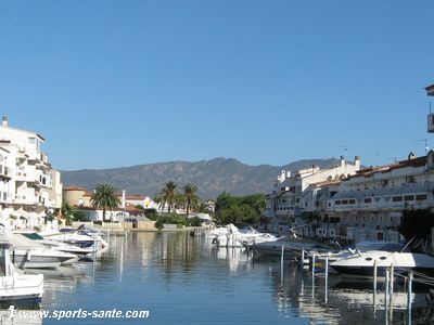 Empuriabrava dans la baie de Roses, sa marina, ses plages, une Venise moderne sur la Costa Brava