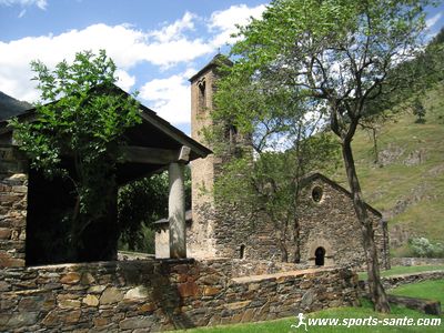 Comunidor près de l'église Saint-Martin à La Cortinada Andorra