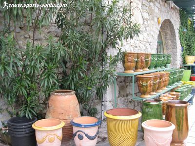 Photo de jarres et de vases estampillés d'Anduze
