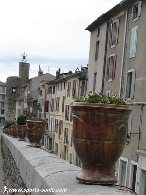 Photo de pots d'Anduze près de la Tour de l'Horloge
