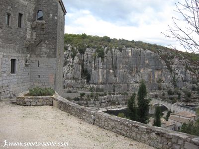 Photo du château et du pont sur l'Ardèche à Balazuc
