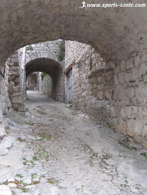 Photo du porche de La Tour Carrée à Balazuc