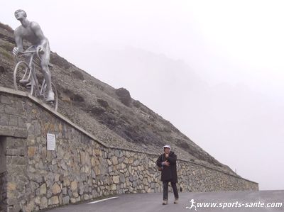 Photo de la statue des Géants du Tour de France au sommet du Tourmalet